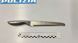 Assisi, prende a bastonate la moglie e la minaccia con il coltello. Arrestato 28enne 