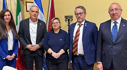 Ricevuto in Comune l'ambasciatore di Israele, visita la Chimera e ne resta affascinato. Statua del Petrarca illuminata per solidarietà