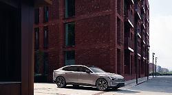 Volvo, sempre più intelligenti. Nuova ES90: 700 km di autonomia e 300 km in 10 minuti