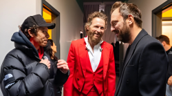 Jovanotti è tornato più Lorenzo di prima con il tour 2025: al palasport di Pesaro gli amici di una vita, da Cesare Cremonini, Valentino Rossi a Lucio Corsi