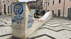 Terni, imbrattata con la vernice blu la Balena di piazza Solferino. Corridore: "Verifiche dalle immagini delle telecamere"