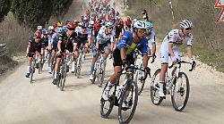 Pogacar nella leggenda: cade di bicicletta, torna in sella e vince le Strade Bianche