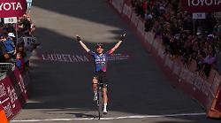 Strade Bianche, altra impresa di Demi Vollering che trionfa nella corsa femminile