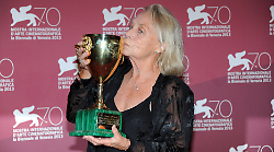 Elena Cotta protagonista de Le Ragazze di Francesca Fialdini, chi è: la lunga carriera tra teatro e televisione e l'amore per il marito Carlo Alighiero