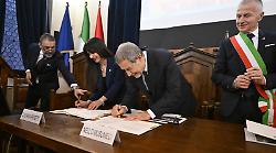 Il ministro Nello Musumeci ad Assisi per l'accordo sul restauro delle mura urbiche, stanziati 9,5 milioni