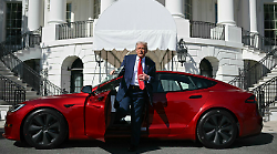Donald Trump acquista una Tesla per sostenere Elon Musk. Tutto sulla Model S: quanto costa e cosa ci farà il presidente degli Stati Uniti