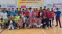 Prestano un giocatore agli avversari che non hanno abbastanza calciatori: nel match Fisdir di calcio a 5 regna il fair play