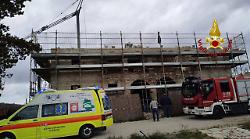 Incidente sul lavoro a Perugia, feriti due operai caduti dopo il crollo di un solaio: portati in ospedale
