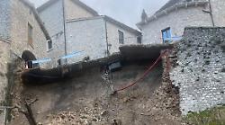 Crollate le mura a Vallo di Nera: evacuate due famiglie. Il Comune vieta il transito nella zona di Portella