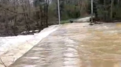 Maltempo, il fiume Merse invade la passerella per Luriano. Il video