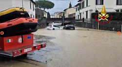 Maltempo, in Toscana vigili del fuoco al lavoro con 175 mezzi: forti criticità a Firenze e Prato