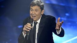 Gianni Morandi ospite stasera in tv a C'è Posta per Te, sabato 15 marzo su Canale 5: dal matrimonio con Laura Efrikian, all'amore con  Anna Dan