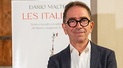 Pino Strabioli ospite di Peter Gomez a La Confessione: la vita e la carriera tra teatro e televisione del regista, attore e conduttore di Orvieto