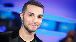 Marco Carta ospite di Silvia Toffanin a Verissimo: la vittoria a Sanremo, il furto alla Rinascente, il coming out 