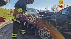 Incidente stradale a Trevi lungo la Flaminia: scontro frontale tra auto, due feriti in ospedale