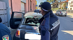 Foligno, scontro tra auto e bici a Porta Ancona: ciclista s'infuria e spacca i vetri della vettura a pugni
