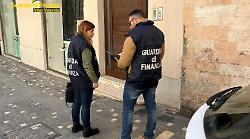 Commercialista svuota la società da liquidare: confiscate case e terreni per 380 mila euro a Foligno