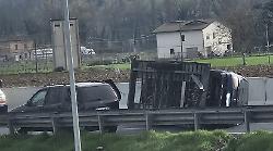Si ribalta carrello con due auto, lunghe code lungo la E45