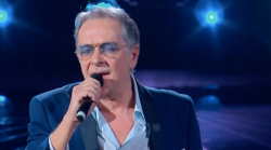 A The Voice Senior brilla Carlo Beni uomo della notte. Il brano di Lucio Dalla e lo scambio di battute con Gigi D'Alessio