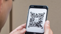 Truffa con il Qr code: uomo inquadra con il cellulare il codice e falsi assicuratori gli soffiano 900 euro dal conto