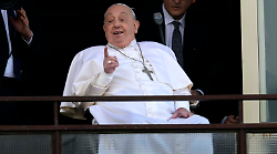 Papa Francesco dimesso dal Gemelli, il saluto dalla finestra: "Grazie a tutti per le preghiere"