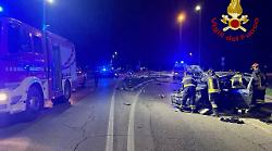 Persona sbalzata fuori mentre l'auto si ribalta. Incidente stradale alla Paciana: due feriti