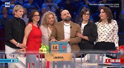Affari tuoi, Dino da Amelia gioca una partita da manuale e vince 100 mila euro: trionfo al fianco delle 5 sorelle