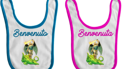 Sindaco dona ad ogni bambina e bambino appena nati bavaglini personalizzati con l'immagine del santo patrono