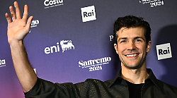 Roberto Bolle compie 50 anni: la lunga carriera, la segretissima vita privata, il presunto compagno 