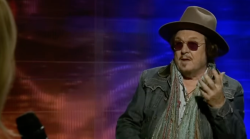 Lucio Corsi esaltato da Zucchero: "L'ho visto a Sanremo e finalmente ho pensato che forse il vento della creatività soffia ancora"