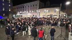 Terni, centinaia di persone alla fiaccolata contro le morti sul lavoro organizzata dai sindacati
