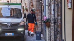 Rifiuti, grazie al Corriere anche la signora Paola ha la raccolta porta a porta. Cresce la differenziata, le cifre di Sei Toscana del 2024