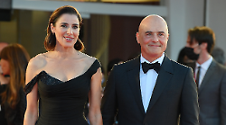 Luca Zingaretti e la storia d'amore con Luisa Ranieri: il colpo di fulmine sul set, il matrimonio, i figli e il segreto anti-crisi