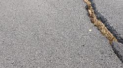 L'asfalto si spacca lungo la strada per Casa Pacico causa frana