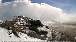 Nevicata primaverile a Castelluccio di Norcia: borgo e monte Vettore ricoperti di bianco
