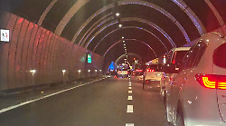 Perugia, incidente stradale in galleria sul raccordo: scontro tra 3 auto. Traffico in tilt
