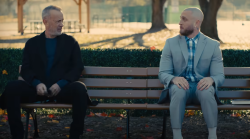 Tom Hanks torna a vestire i panni di Forrest Gump: l'omaggio del figlio Chet nel video musicale del singolo You Better Run