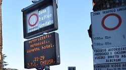 Tenta di eludere la Ztl truccando la targa del veicolo ma viene scoperto: denunciato e multato 