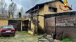 Foligno, incendio in una casa con  bombole di gpl: ventiquattrenne intossicato in ospedale