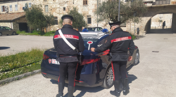 Tentano di raggirare un'anziana con la tecnica del finto incidente ma  la donna lancia l'allarme: un arresto