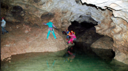 Muore a 46 anni mentre esplora la grotta dei Cinque laghi nelle Marche stroncato da un malore
