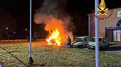 Incendio nella notte a Foligno, in fiamme furgoni e auto di una cooperativa: ipotesi dolosa