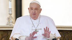 A sorpresa Papa Francesco parla in piazza San Pietro: "Buona domenica a tutti, grazie tante"