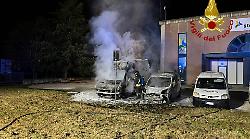 Foligno, bruciati 5 furgoni nella notte: l'incendio è doloso 