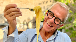 Max Mariola, chi è lo chef del Sound of love da 4 milioni di follower: inizi, filosofia di cucina, la palestra e la moglie Ekaterina