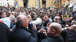 Manovra fiscale, la contromossa del centrodestra: depositata mozione di sfiducia contro Proietti