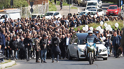 Folla di gente ai funerali di Ilaria Sula tra fiori e striscioni, il padre: "Ora giustizia". E il sindaco Bandecchi invoca l'ergastolo