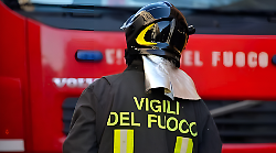 Incendio in un'azienda edile di Ponte Felcino. I vigili del fuoco: "Evitate conseguenze ben più gravi"