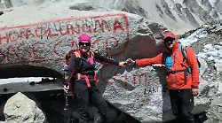 Da Città di Castello fino al tetto del mondo: Mara e Massimiliano sull'Everest alla soglia dei 30 anni di matrimonio. L'escursione con dedica speciale