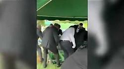 Orrore al funerale, la terra cede: amici e parenti finiscono nella fossa con la bara e il defunto. Diversi feriti. Il video